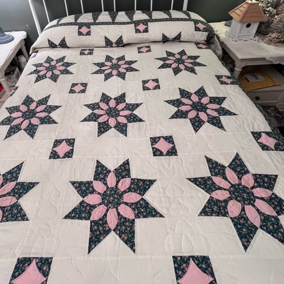 Other - Beautiful quilt made by the Amish in Pennsylvania. In mint condition. QUEEN SIZE